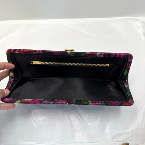 Vintage 60s Clutch Floral Fabric
Lined Gold Tone Clasp. Rectangular Medium - Picture 7 of 8